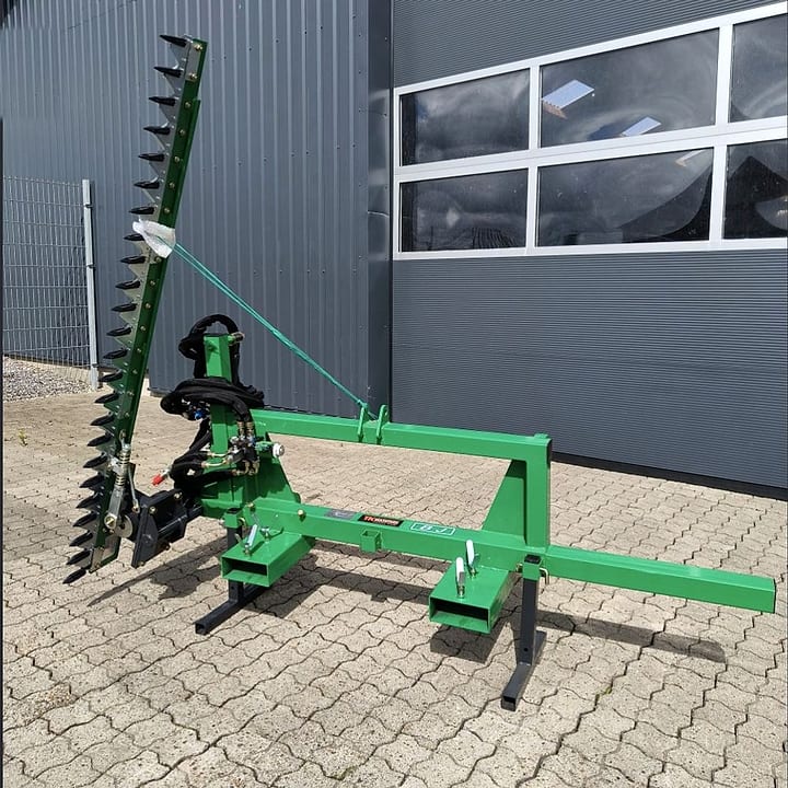 Green hydraulic cutter bar for a tractor